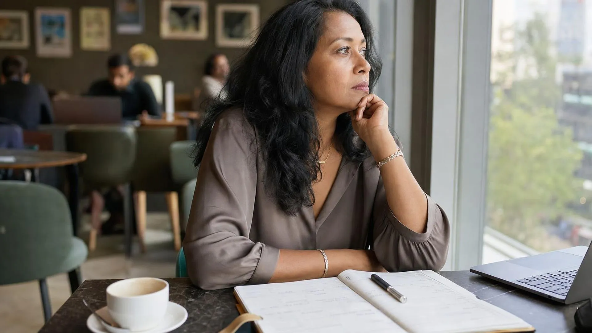 Persoon met ADD die moeite heeft om te focussen op werk aan een cafétafel