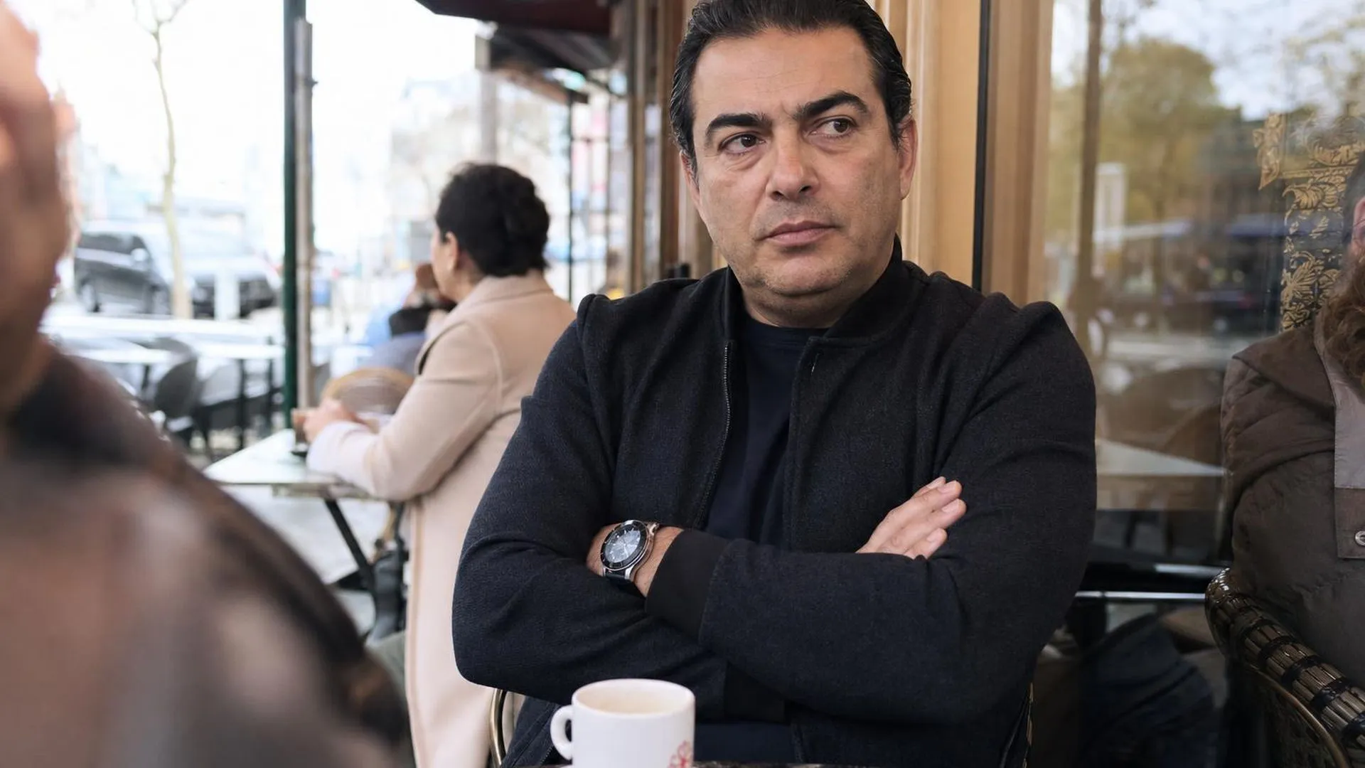 Persoon die koppig wegkijkt tijdens een gesprek aan een cafétafel