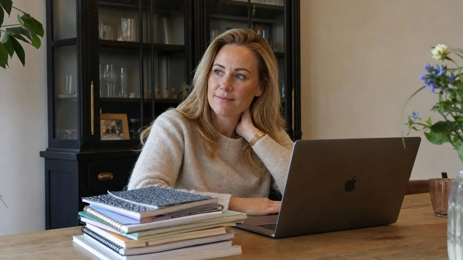 Leraar die in het weekend thuis nakijkwerk doet aan de eettafel