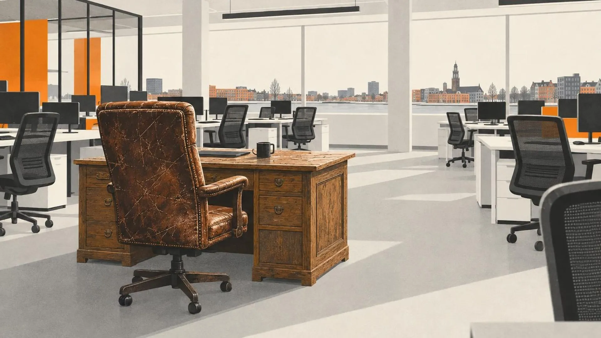 Een versleten leren bureaustoel staat bij een oud eikenhouten bureau, omringd door rijen nieuwere, moderne bureaus en stoelen in een verder open kantoor.