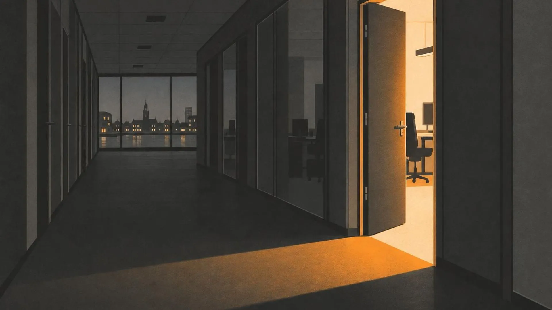 Een lege kantoorgang na werktijd met één deur op een kier waar licht doorheen valt.