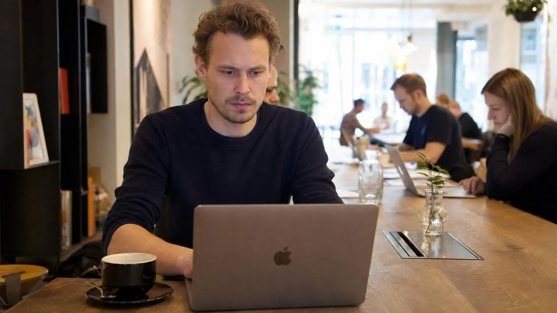 Persoon met deadline stress aan een werkplek