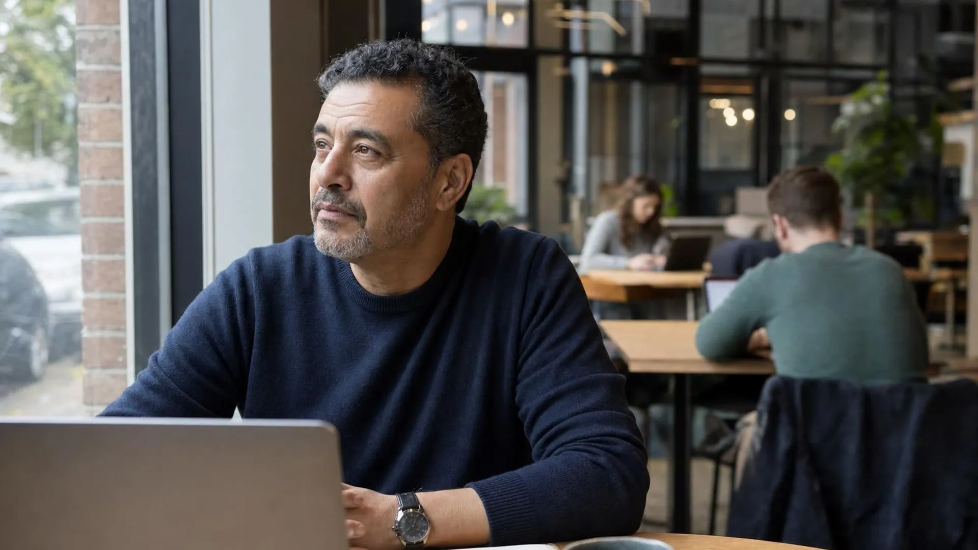 Eigenzinnig persoon die eigen koers volgt op het werk