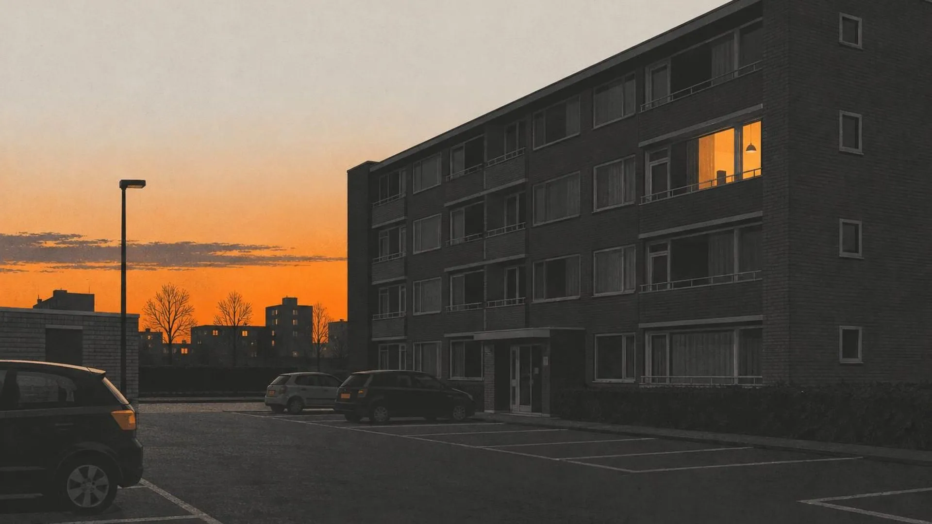Eén verlicht raam in een verder donkere naoorlogse flat bij schemer, gezien vanaf de parkeerplaats