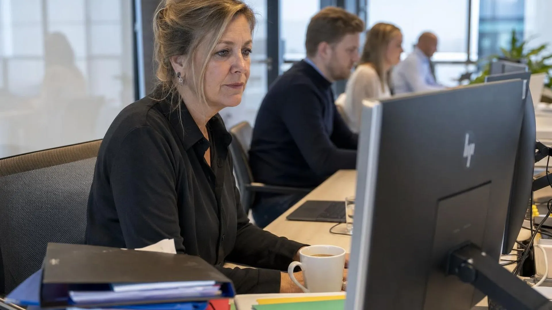 Leidinggevende met volle agenda en veel verantwoordelijkheden op kantoor