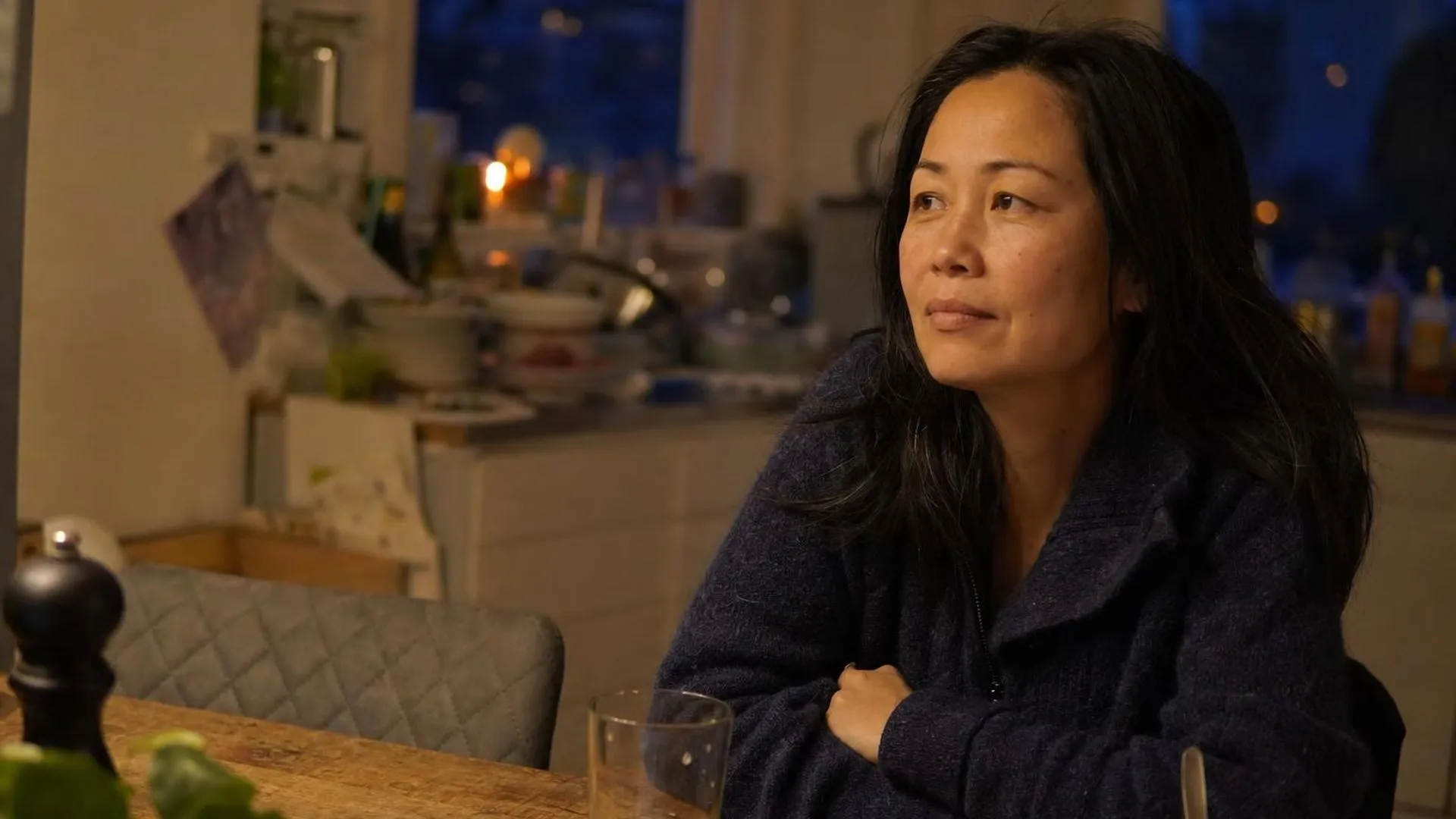 Uitgeputte moeder aan de eettafel 's avonds