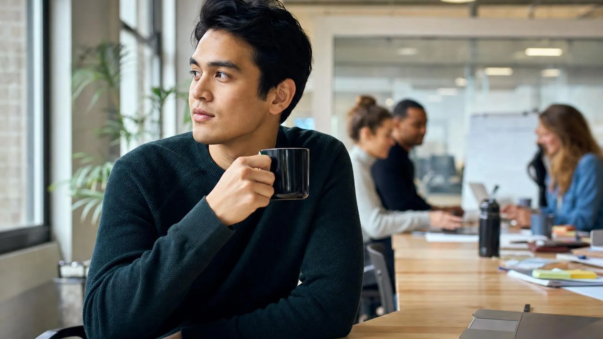 Persoon die zich niet gehoord voelt tijdens een vergadering op het werk
