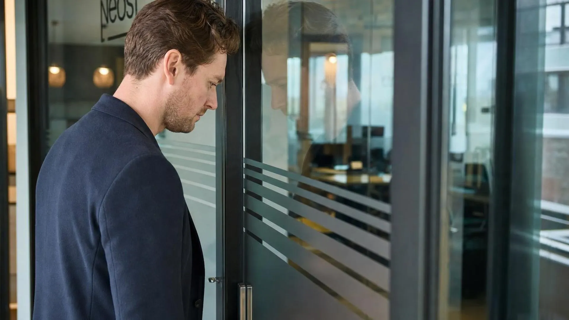 Persoon die zich voorbereidt om een kantoor binnen te lopen