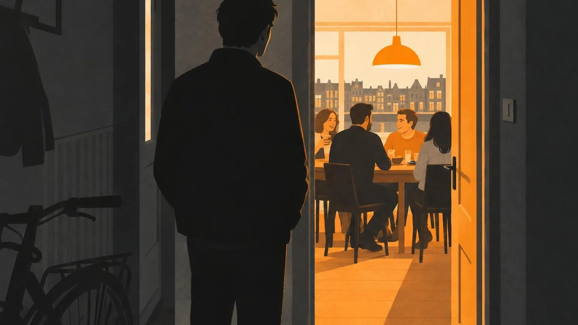 Iemand staat net buiten een verlicht deurgat, als silhouet in de donkere gang, zonder de kamer met anderen binnen te gaan.