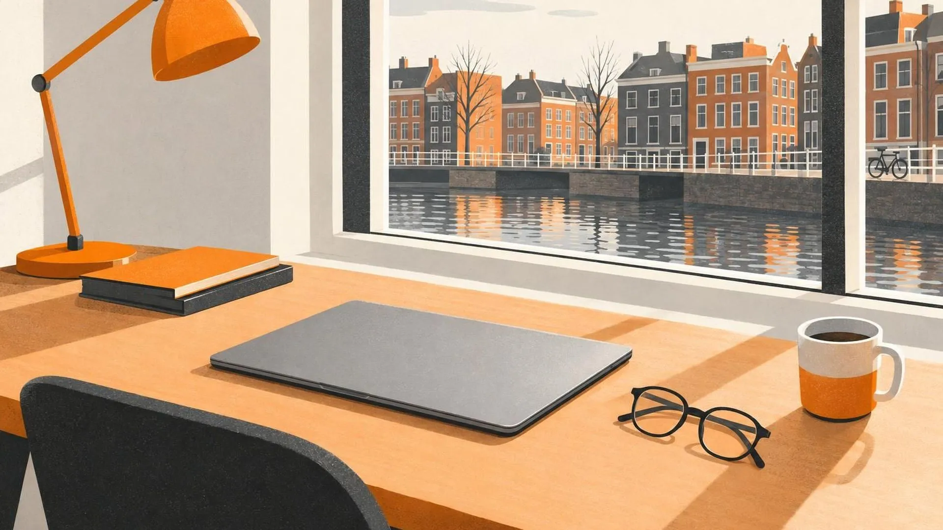 Een opgeruimd bureau van bovenaf, laptop dicht, een bril er rustig naast neergelegd.