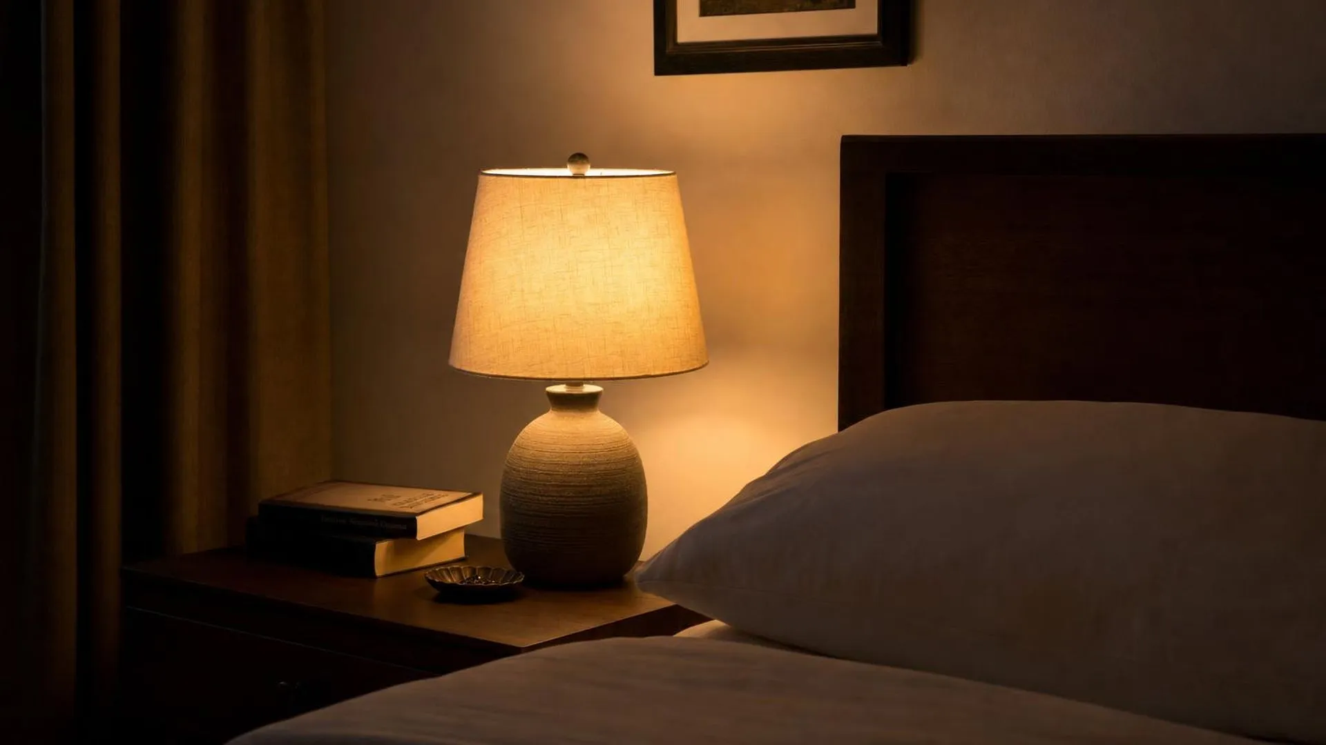 Slaaplamp naast bed in stille slaapkamer 's nachts