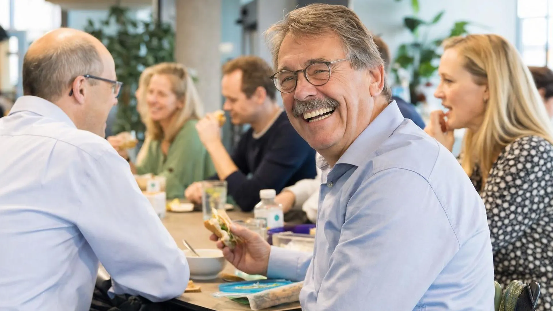 Iemand die oprecht lacht tijdens de lunchpauze op het werk