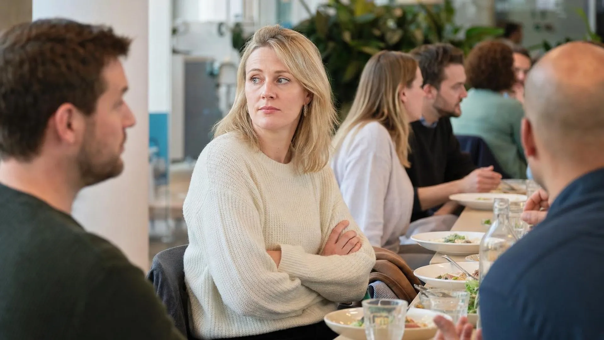 Iemand die sarcastisch en prikkelbaar reageert op de werkvloer tijdens de lunch