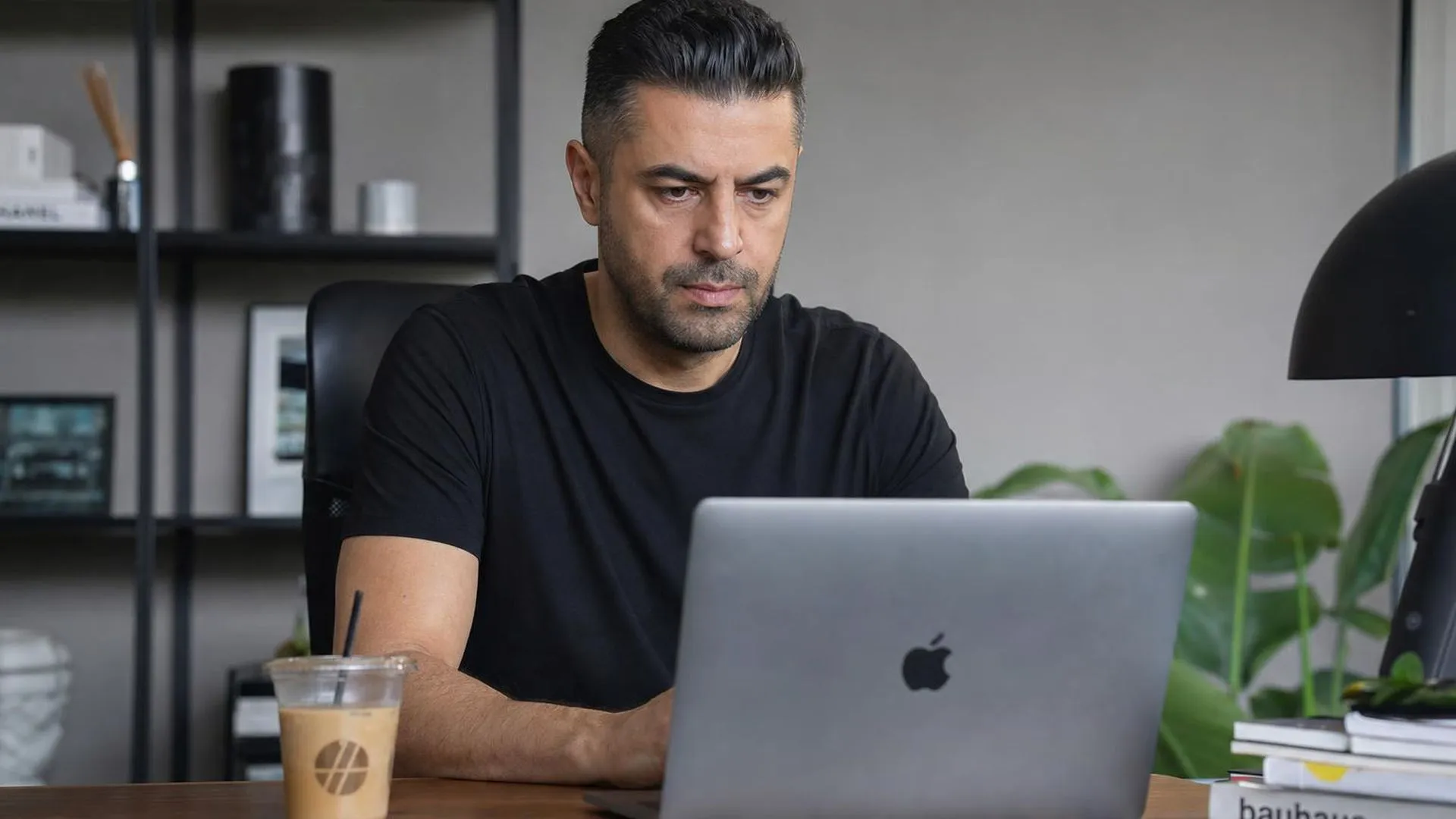 Persoon staart naar laptop en stelt taken uit