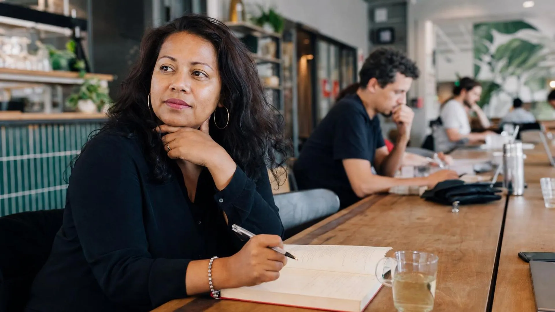 Leidinggevende denkt na over aanpak van verzuim en werkdruk in de organisatie