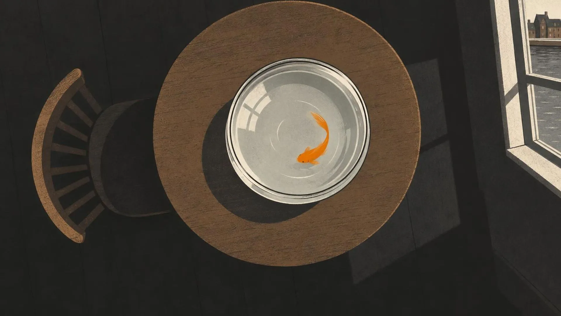 Een goudvis zwemt rondjes in een klein rond kommetje op een tafel, gezien van bovenaf, de rest van de kamer blijft donker.