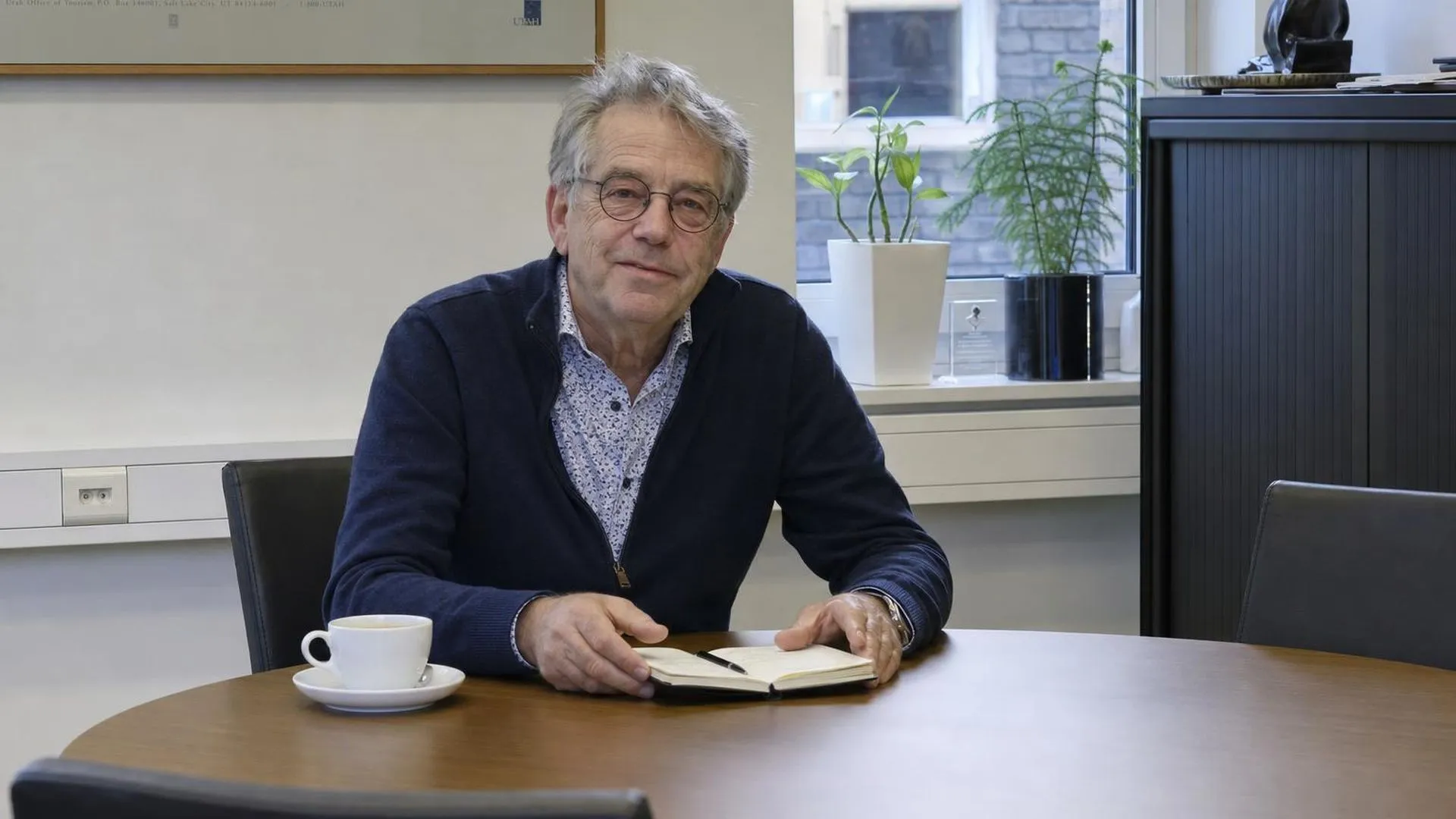 Leidinggevende en medewerker in gesprek tijdens verzuimoverleg