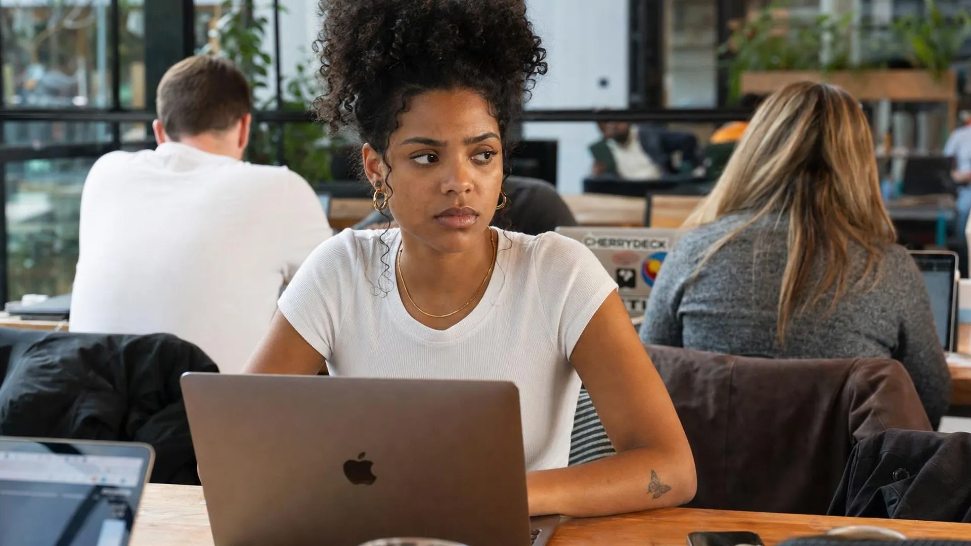 Persoon met gespannen blik aan een werktafel, temperament en stress