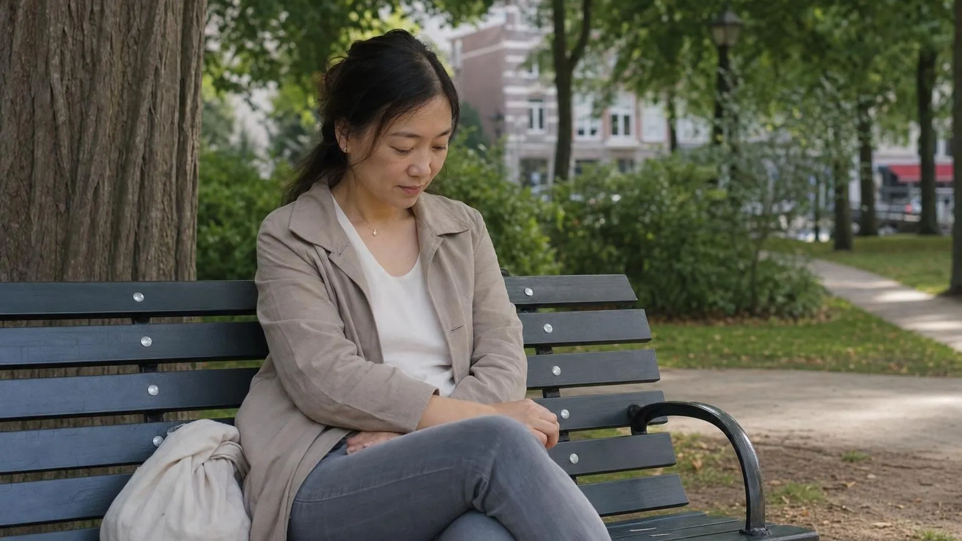 Iemand die even pauzeert op een bankje in een park tijdens de lunchpauze