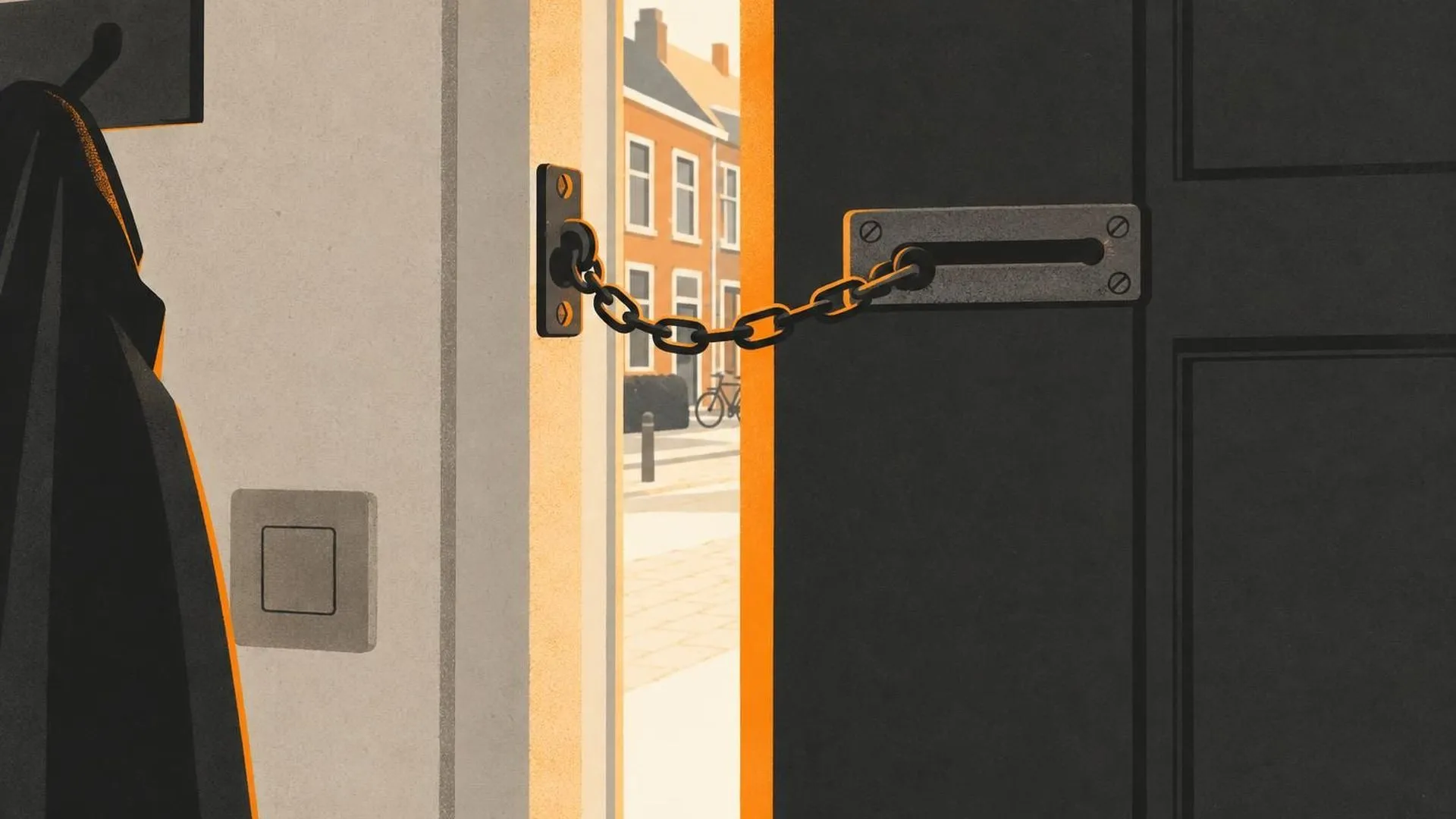 Een deurketting die vastzit aan de voordeur, gezien van binnenuit, met een smalle streep licht door de kier.