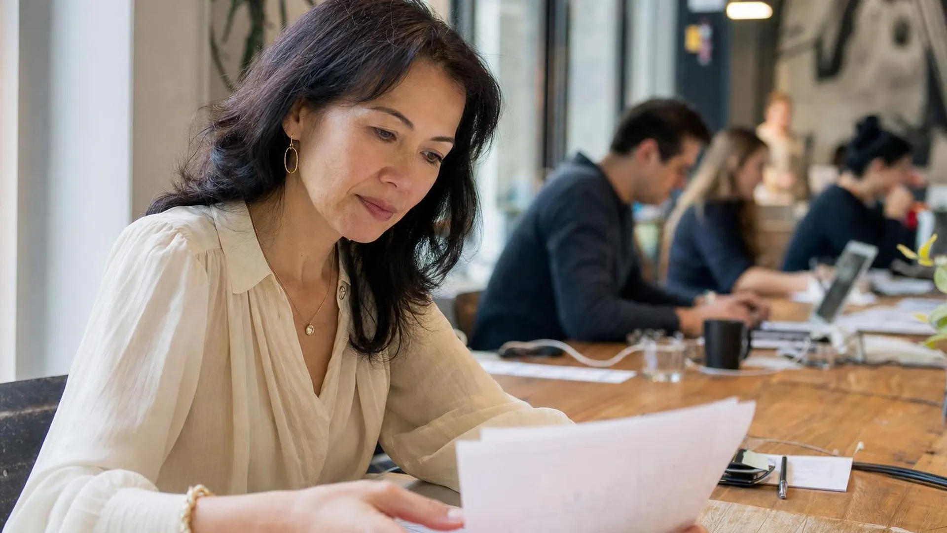 Leidinggevende bekijkt re-integratieopties voor medewerker met burn-out