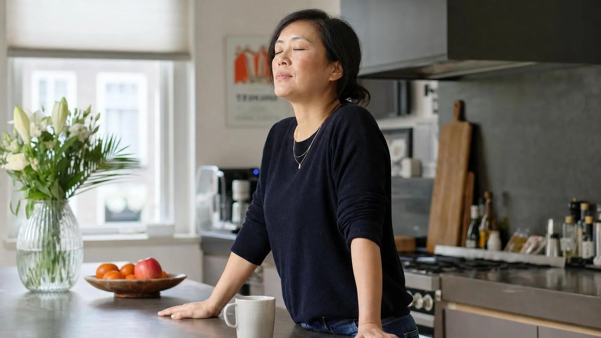 Persoon die diep zucht in de keuken als teken van stress